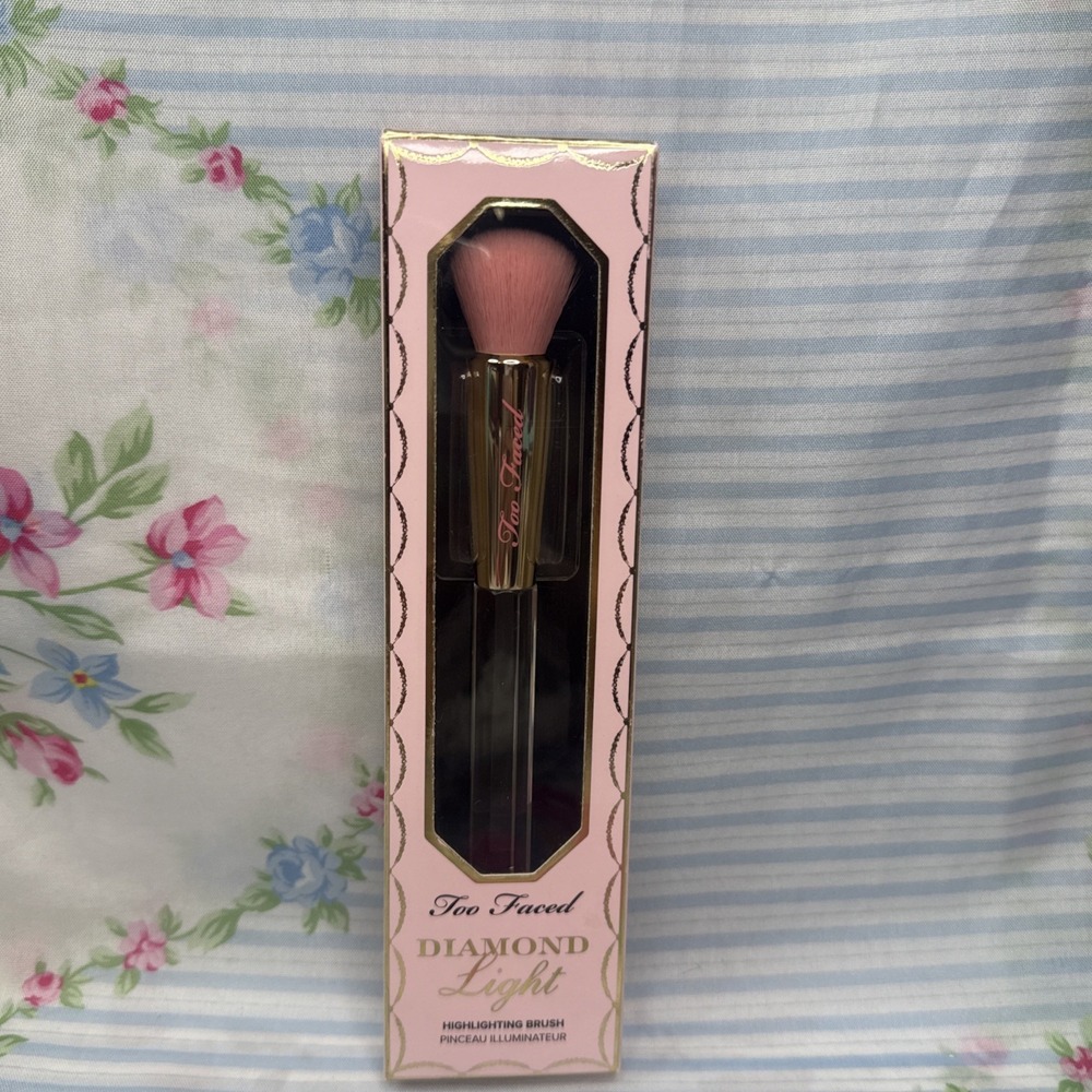 Too Faced Diamond‎ Light Highlighting Brush – New in Box